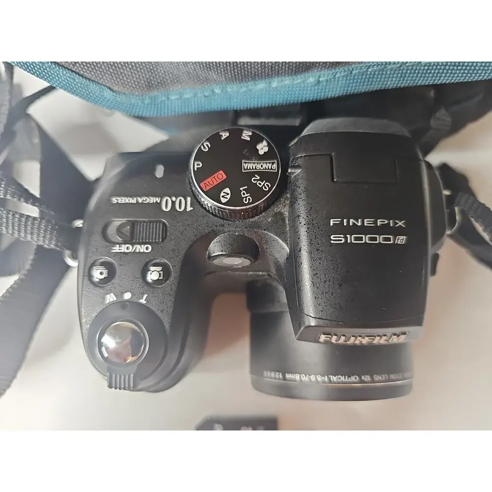 Fuji Fujifilm Finepix S1000 FD 10MP Digital Camera w/12x Zoom in Vanguard case